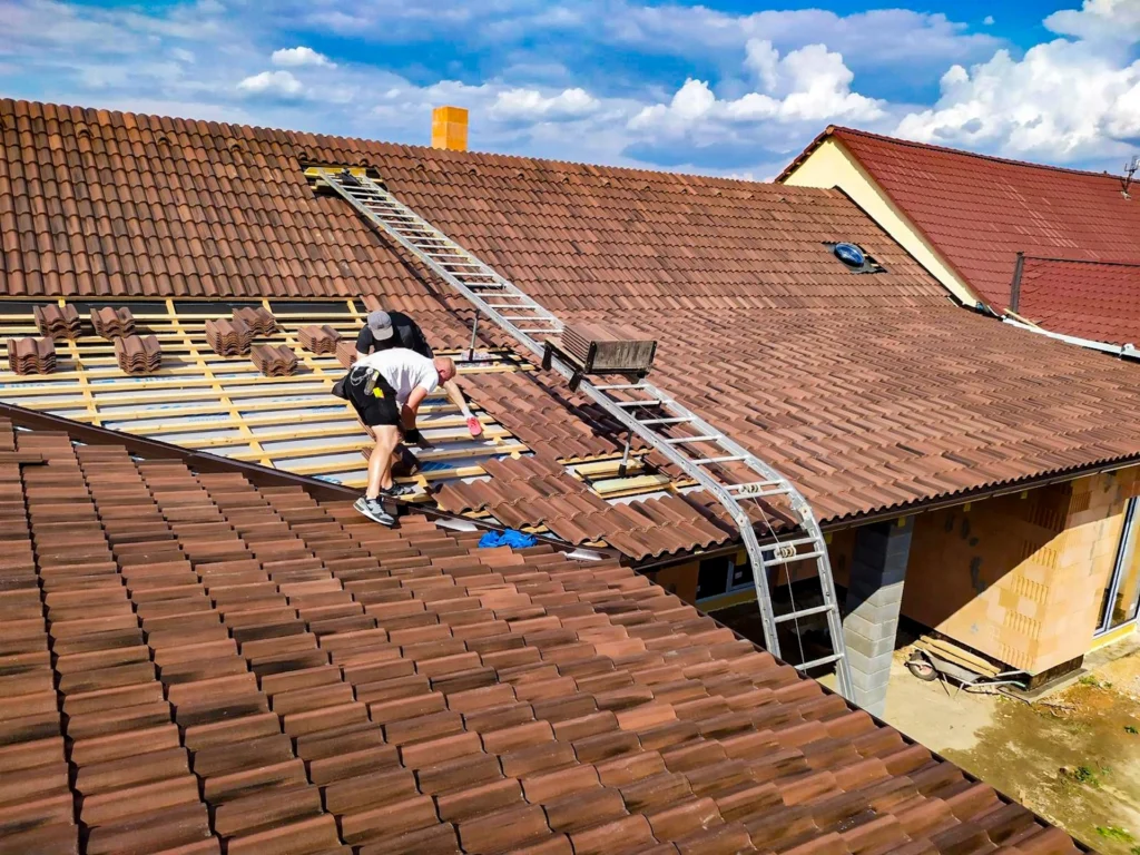 PokládkaStřechy-montážtašek-Auerbach-2024